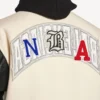 Chaqueta universitaria de hombre Balenciaga | Colaboración con la NBA en color marfil Chaqueta universitaria de hombre Balenciaga | Colaboración con la NBA en color marfil