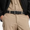 Cinturón de hombre con logotipo grabado en relieve en negro