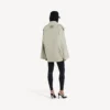 Gabardina de doble botonadura para mujer en beige claro Gabardina de doble botonadura para mujer en beige claro