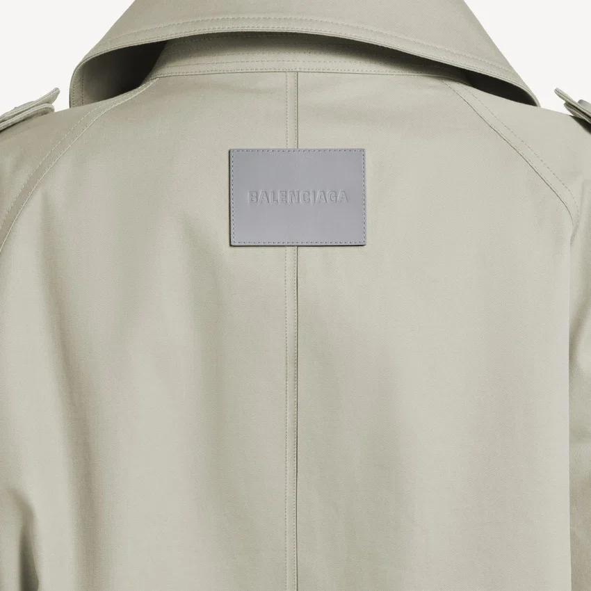 Gabardina de doble botonadura para mujer en beige claro Gabardina de doble botonadura para mujer en beige claro