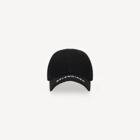 Gorra con visera y logotipo en negro
