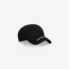 Gorra con visera y logotipo en negro Gorra con visera y logotipo en negro