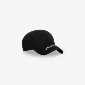 Gorra con visera y logotipo en negro