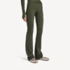 Leggings acampanados de estilo «techwear» para mujer en color caqui/lima Leggings acampanados de estilo «techwear» para mujer en color caqui/lima