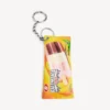 Llavero/colgante para hombre con forma de bolsa de aperitivos en color amarillo