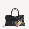 Llavero/colgante para hombre con forma de bolsa de aperitivos en rojo