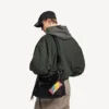 Llavero/colgante para hombre con forma de bolsa de aperitivos en rojo