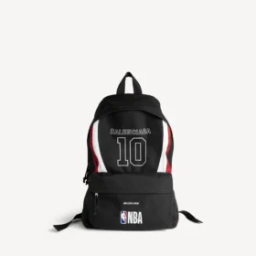 Mochila Explorer de Balenciaga para hombre | Colaboración con la NBA en negro/blanco/rojo bermellón