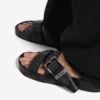 Mules con cinturón para hombre en negro Mules con cinturón para hombre en negro