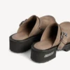Mules Venom para mujer en color biscuit Mules Venom para mujer en color biscuit