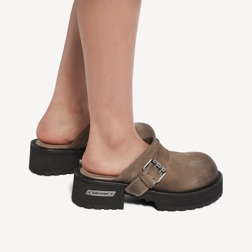 Mules Venom para mujer en color biscuit Mules Venom para mujer en color biscuit