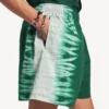 Pantalones cortos de hombre de corte holgado con estampado «extreme tie dye» en verde/blanco Pantalones cortos de hombre de corte holgado con estampado «extreme tie dye» en verde/blanco