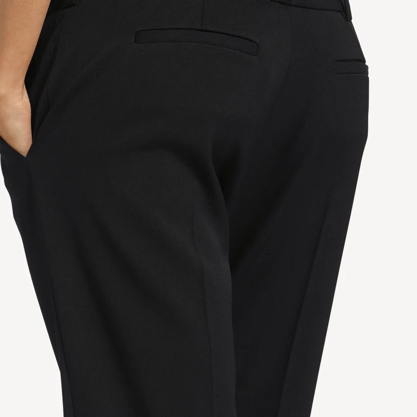 Pantalones entallados de mujer en negro Pantalones entallados de mujer en negro