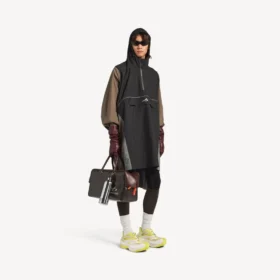 Poncho técnico para hombre en negro