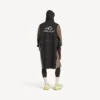 Poncho técnico para hombre en negro Poncho técnico para hombre en negro