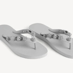 sandalias de tiras cagole para mujer en gris balenciaga cristal 2 280x280 - Sandalias de tiras &laquo;Cagole&raquo; para mujer en gris Balenciaga/cristal