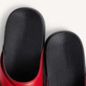 Sandalias deportivas de piscina para hombre en negro/rojo
