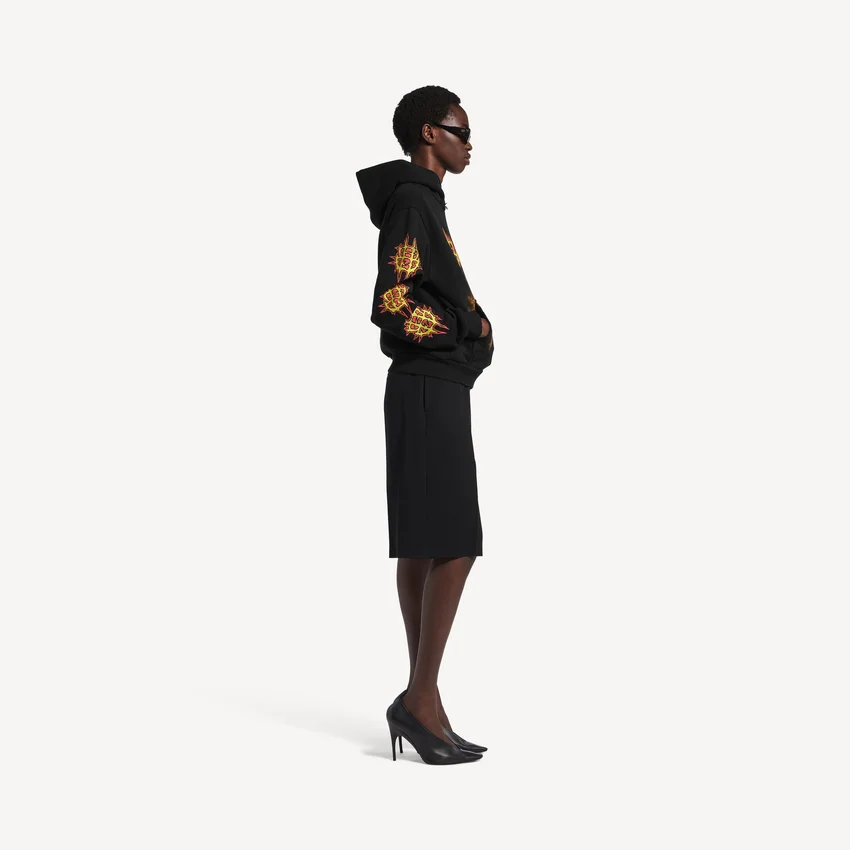 Sudadera con capucha Balenciaga Sacra Cœur de corte medio para mujer, en color negro Sudadera con capucha Balenciaga Sacra Cœur de corte medio para mujer, en color negro