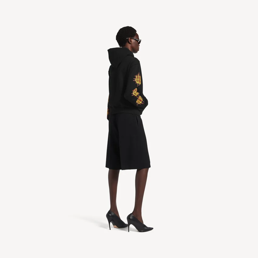 Sudadera con capucha Balenciaga Sacra Cœur de corte medio para mujer, en color negro Sudadera con capucha Balenciaga Sacra Cœur de corte medio para mujer, en color negro