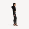 Sudadera con capucha y cremallera corta «Techwear» para mujer en negro Sudadera con capucha y cremallera corta «Techwear» para mujer en negro