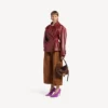 Trench corto con pliegues para mujer en color burdeos Trench corto con pliegues para mujer en color burdeos