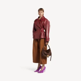 Trench corto con pliegues para mujer en color burdeos