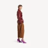 Trench corto con pliegues para mujer en color burdeos Trench corto con pliegues para mujer en color burdeos