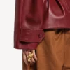 Trench corto con pliegues para mujer en color burdeos Trench corto con pliegues para mujer en color burdeos