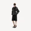 Trench corto con pliegues para mujer en negro Trench corto con pliegues para mujer en negro