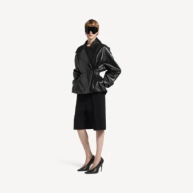 Trench corto con pliegues para mujer en negro