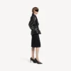 Trench corto con pliegues para mujer en negro Trench corto con pliegues para mujer en negro