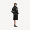 Trench corto con pliegues para mujer en negro Trench corto con pliegues para mujer en negro
