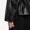 Trench corto con pliegues para mujer en negro Trench corto con pliegues para mujer en negro