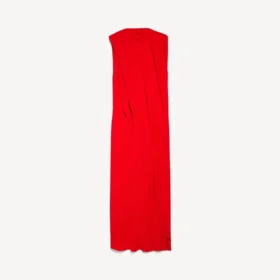 Vestido drapeado de mujer en rojo atardecer