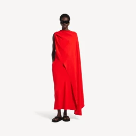 Vestido drapeado de mujer en rojo atardecer