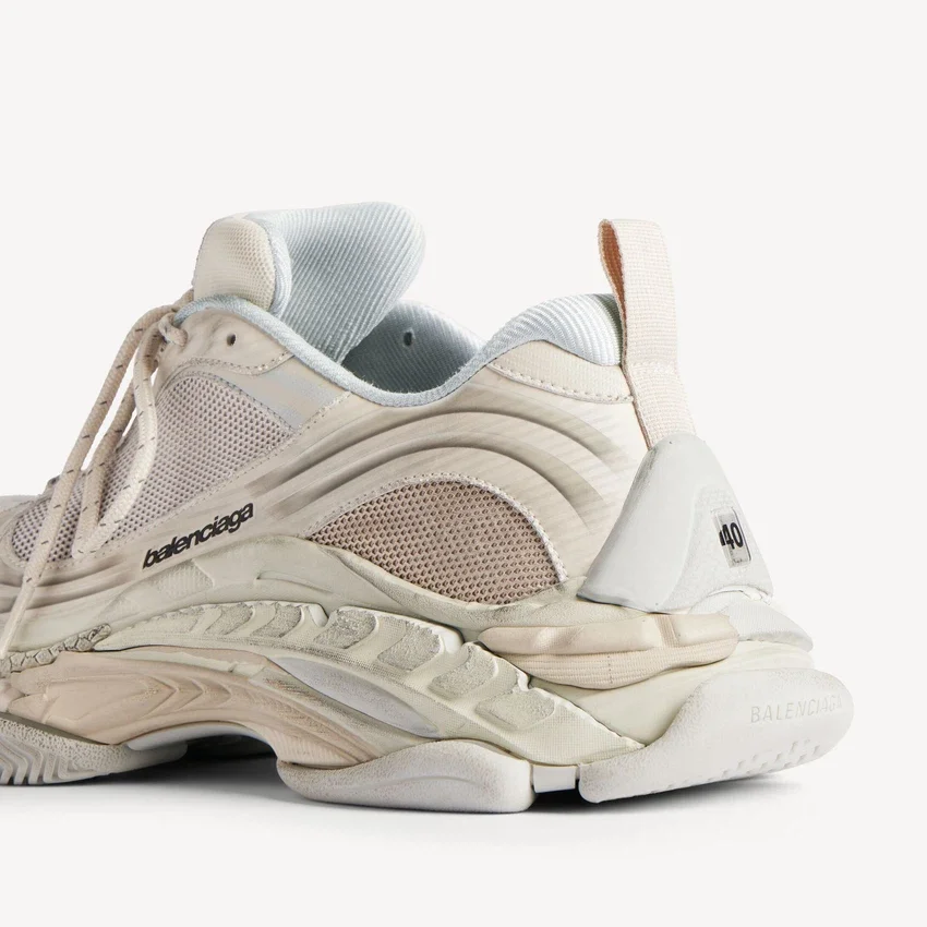 Zapatillas Triple S.2 para mujer en color cáscara de huevo Zapatillas Triple S.2 para mujer en color cáscara de huevo