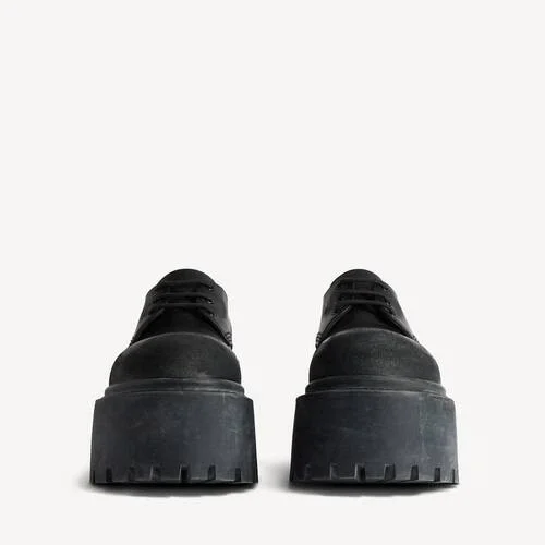 Zapatos Derby de plataforma «Strike» para mujer en negro Zapatos Derby de plataforma «Strike» para mujer en negro