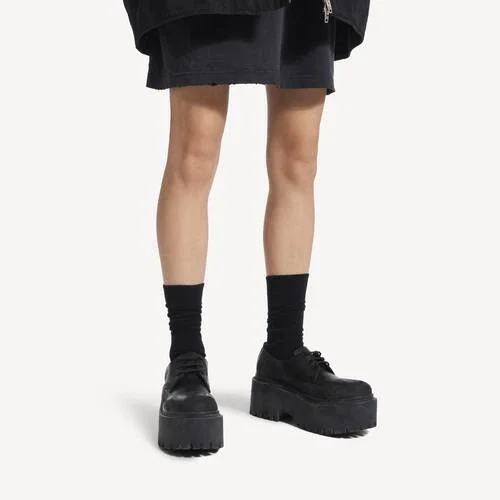 Zapatos Derby de plataforma «Strike» para mujer en negro Zapatos Derby de plataforma «Strike» para mujer en negro
